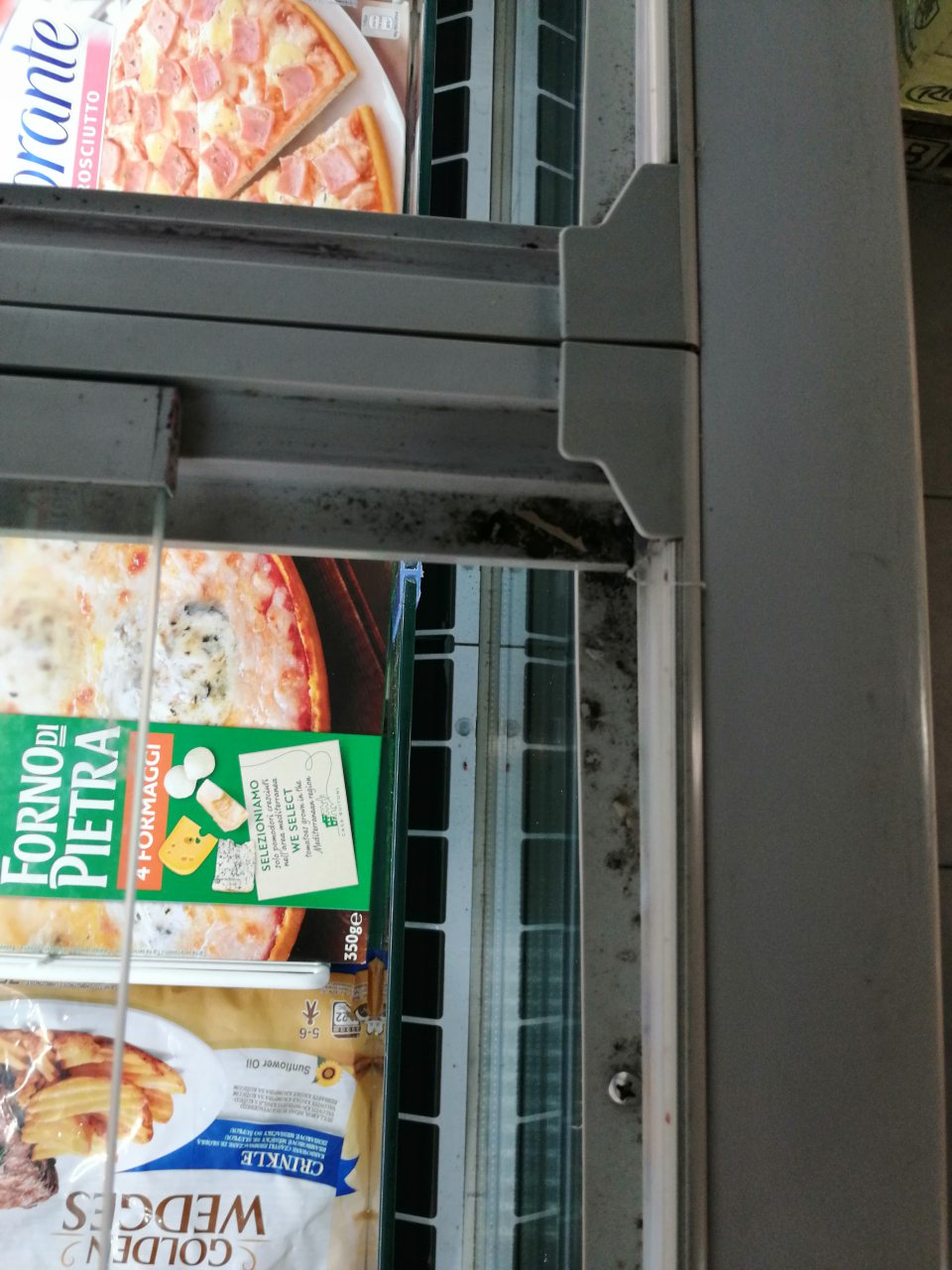 Znečistené vodiace lišty pre posuvné dvere v mraziacich vaniach.