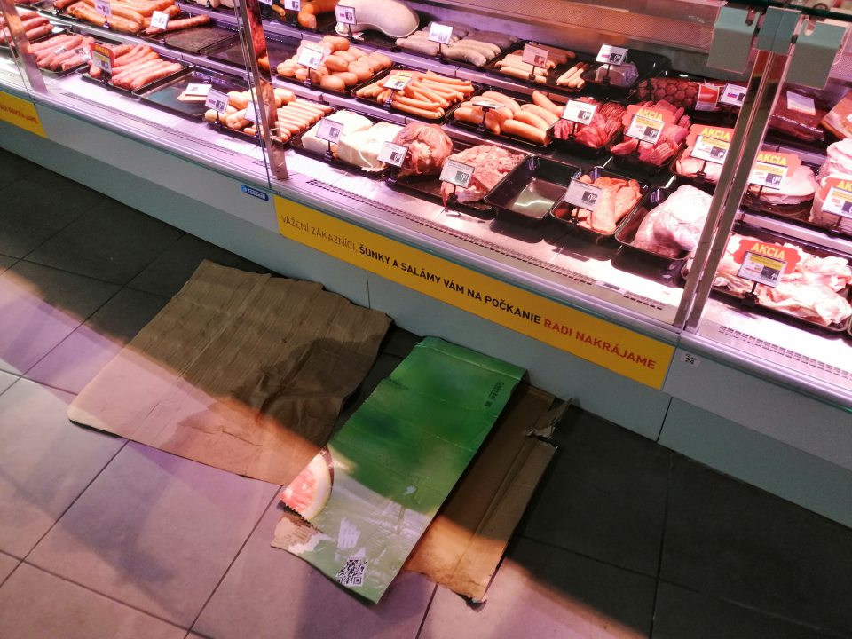 Kvapkajúca voda z obslužného pultu.