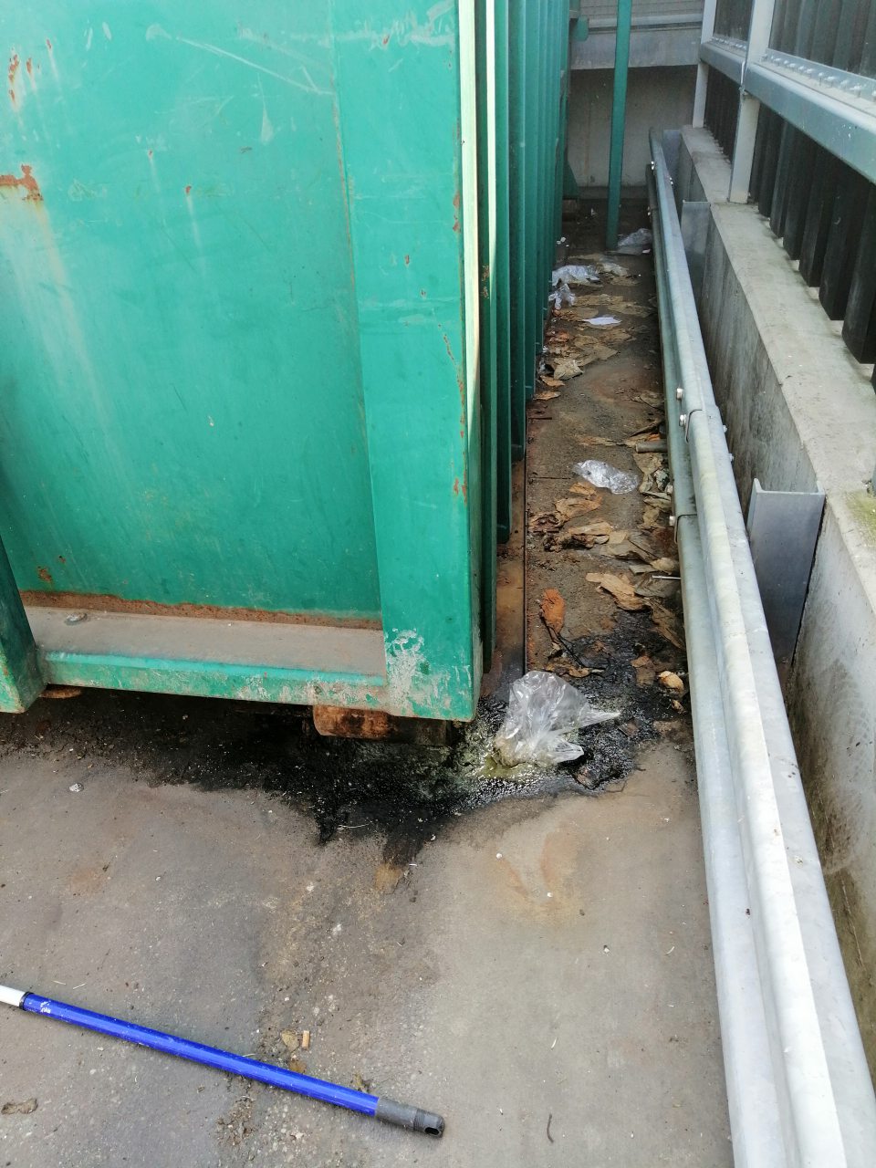 Nános nečistôt a zatečenie v okolí veľkokapacitného kontajnera.