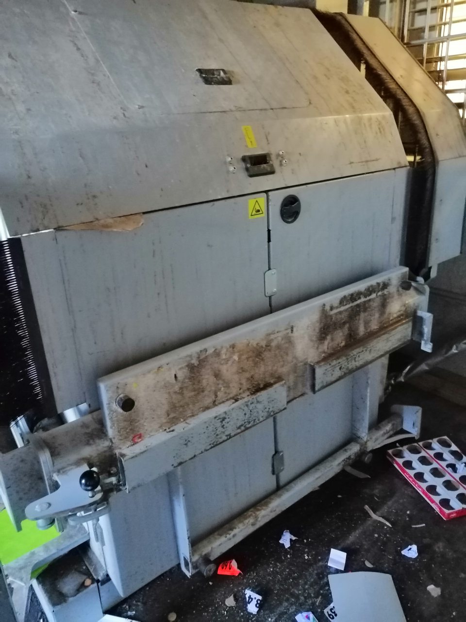 Znečistený povrch lisu a podlaha v jeho okolí.