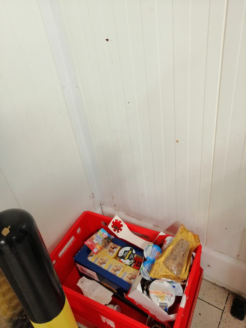 Znečistené steny v chladiarni mäsa.