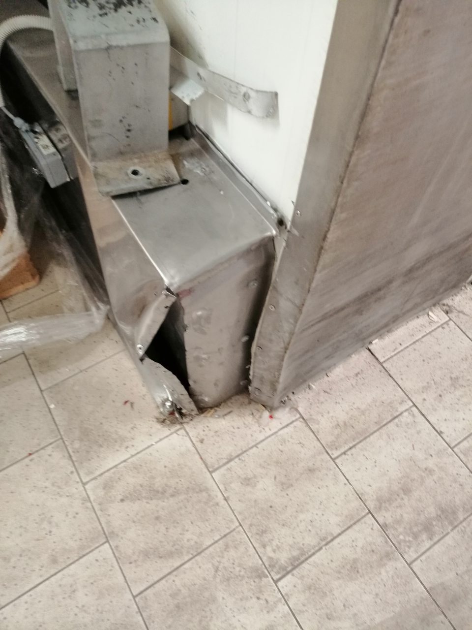 Poškodené oplechovanie soklov pri vstupe do mraziarne pečiva.