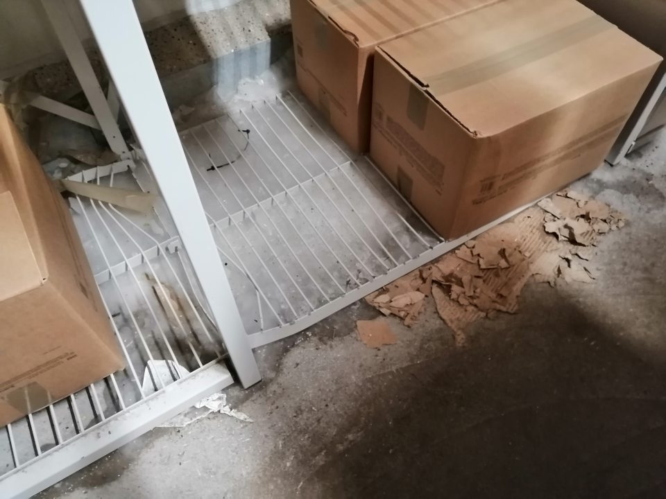 Vrstva ľadu na podlahe pod agregátom a nános nečistôt na podlahe v mraziacom boxe pekárne.
