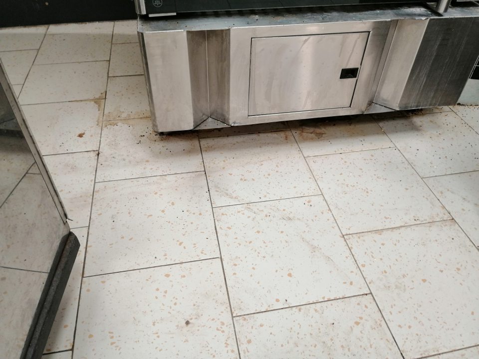 Zatečená podlaha pod elektrickou pecou v oddelení pekárne.