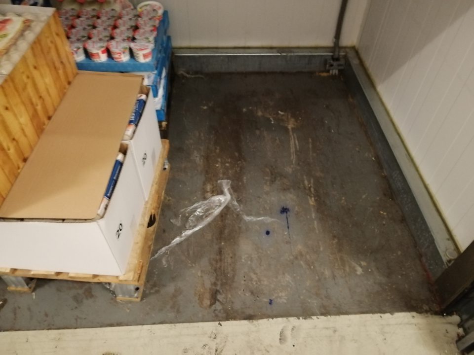Znečistená podlaha v chladiacom boxe MOPRO.