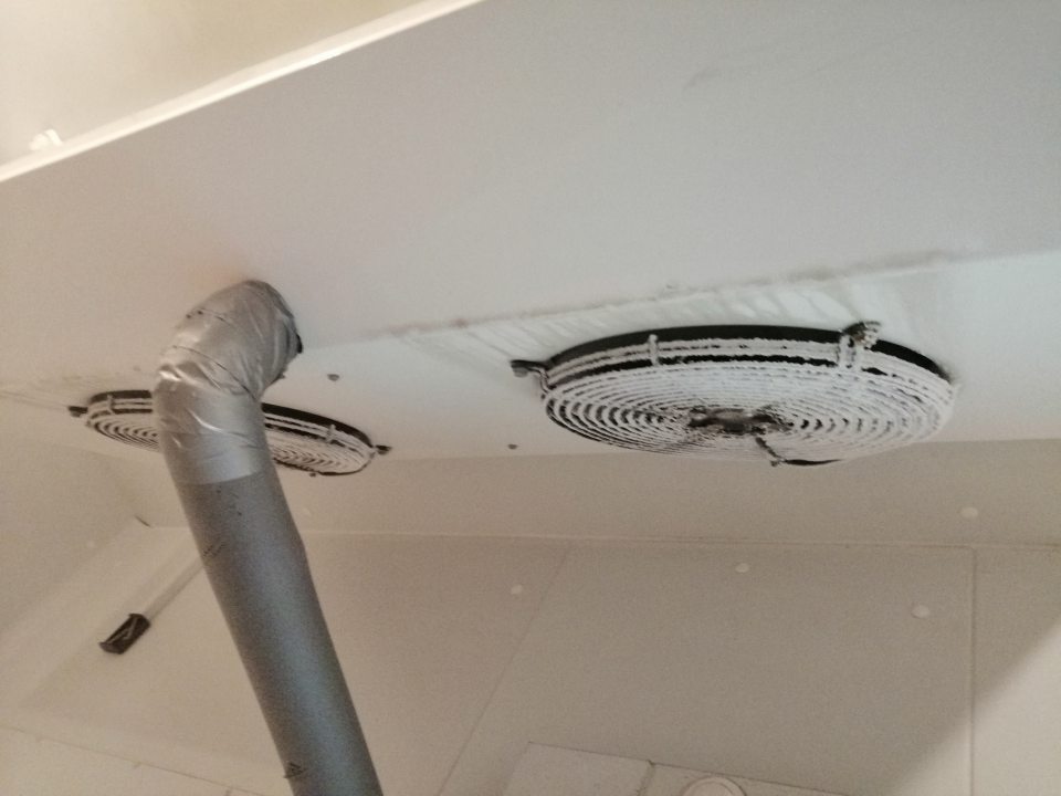 Námraza na mriežkach ventilátora v mraziacom boxe pekárne.