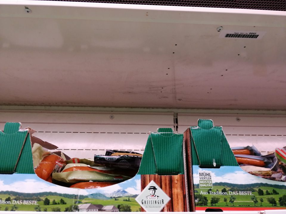 Znečistený strop a zadná stena v chladiacom zariadení s mäsovými výrobkami a hydinou.