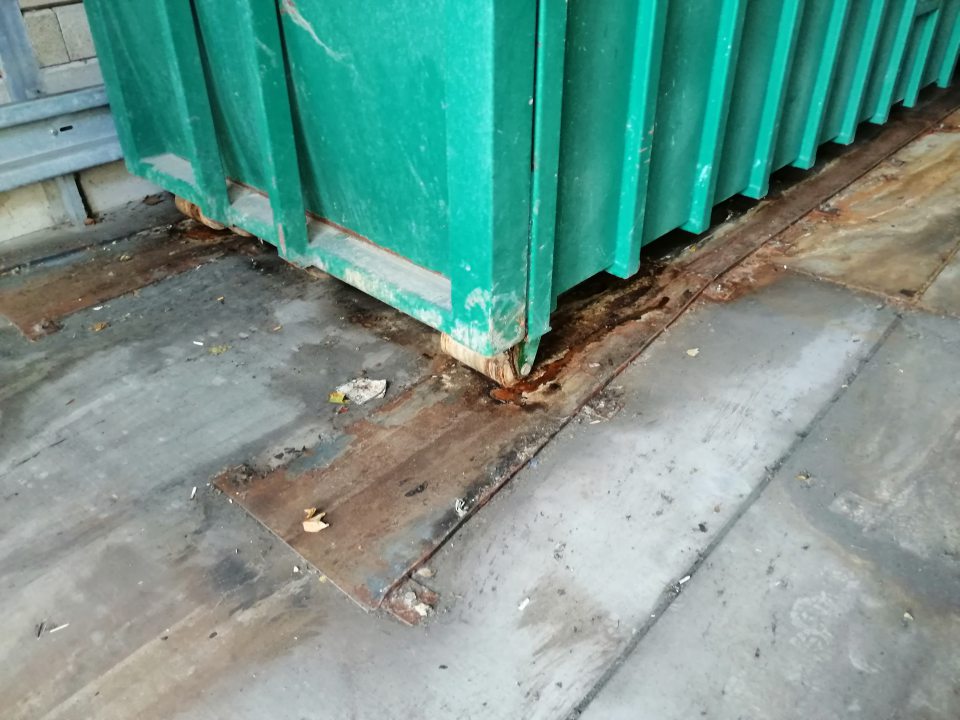 Zatečená podlaha pod veľkokapacitným kontajnerom.