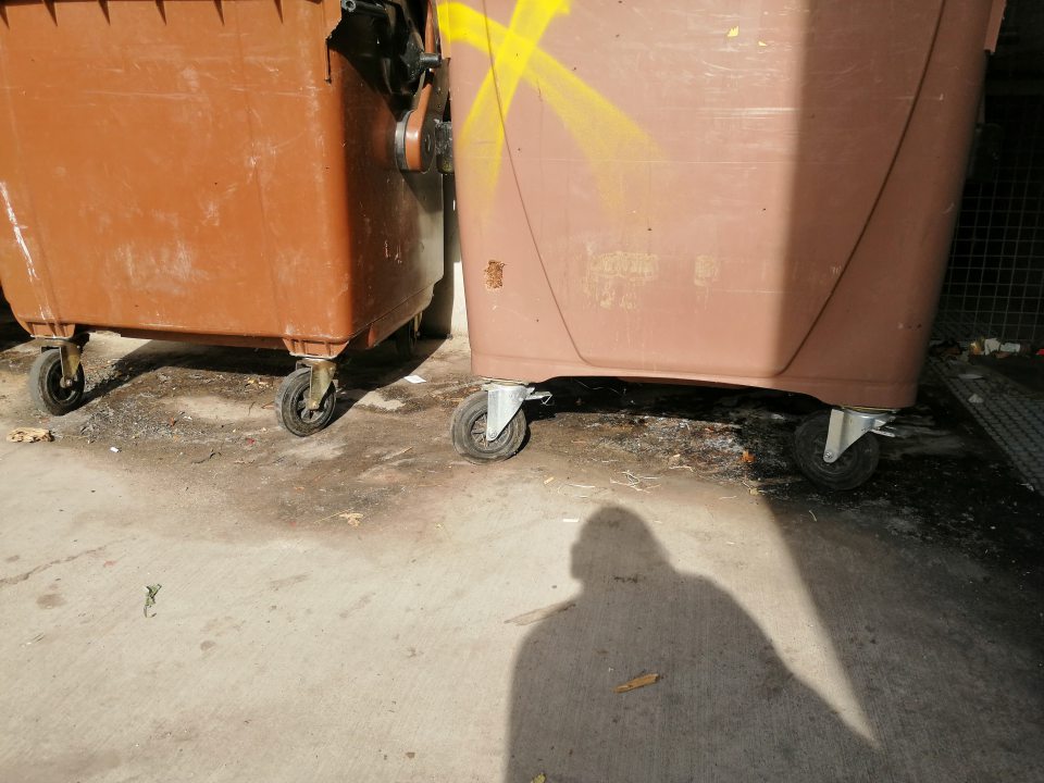  Nános nečistôt na podlahe v okolí kontajnerov na odpad.