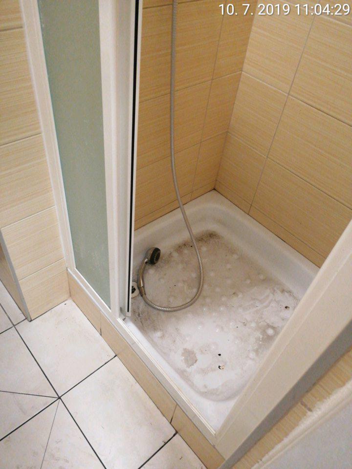 Znečistené priestory WC a šatní