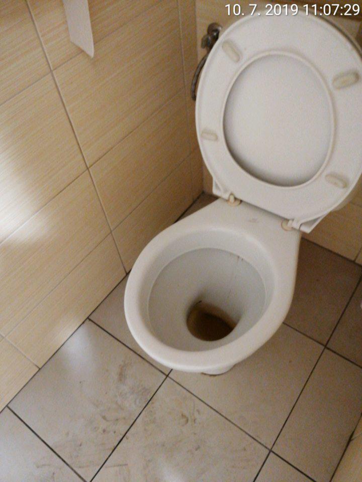 Podlahy znečistené