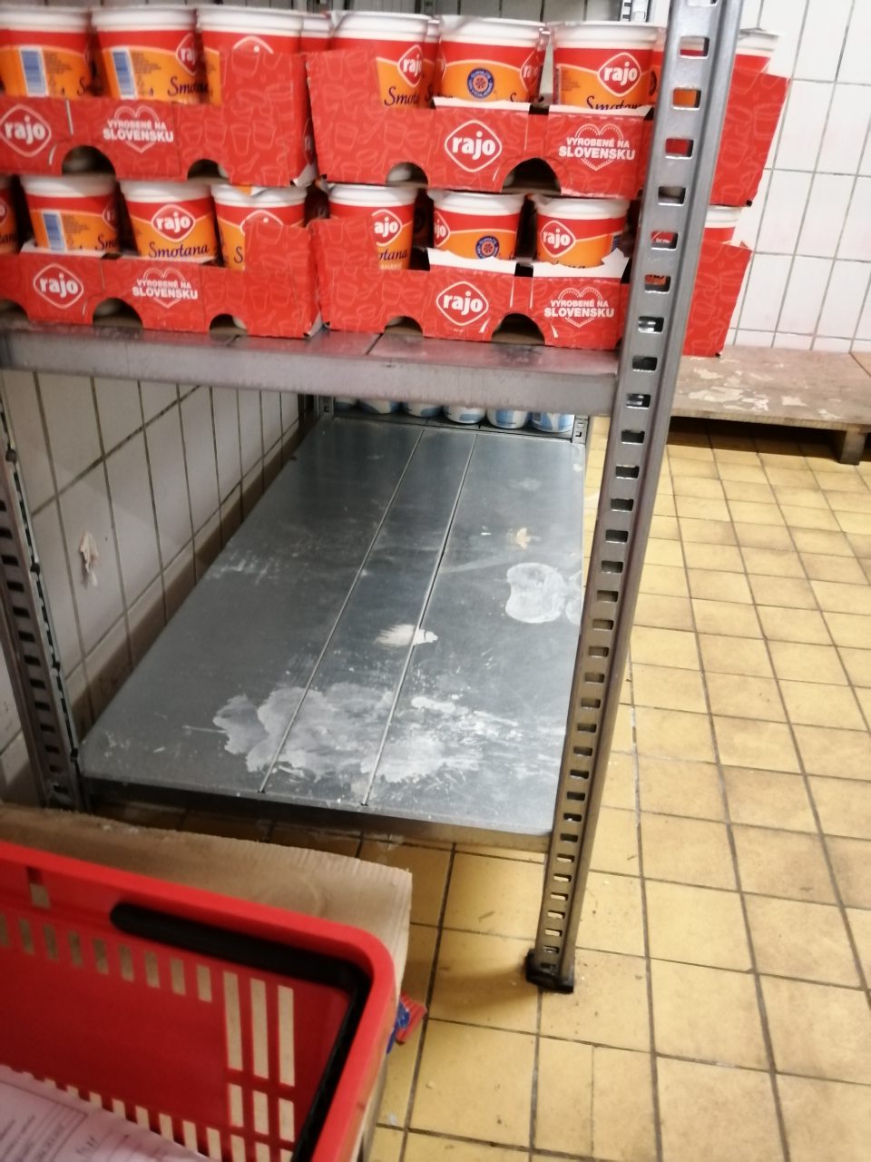 Regály v chladiacom boxe znečistené