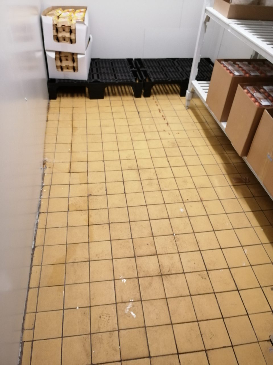 Podlahy znečistené