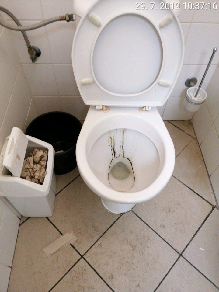 WC zamestnancov znečistené