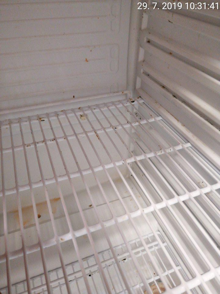 Pleseň a iné znečistenie v chladničke na mäsové výrobky