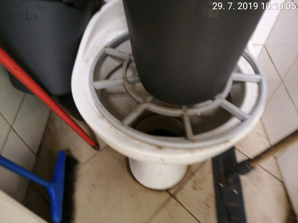 Znečistená upratovacia miestnosť