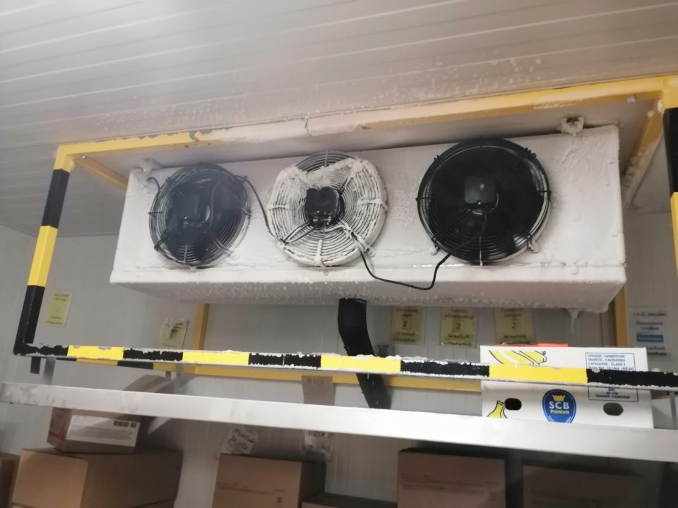 Námraza na agregáte v mraziacom boxe pekárne.