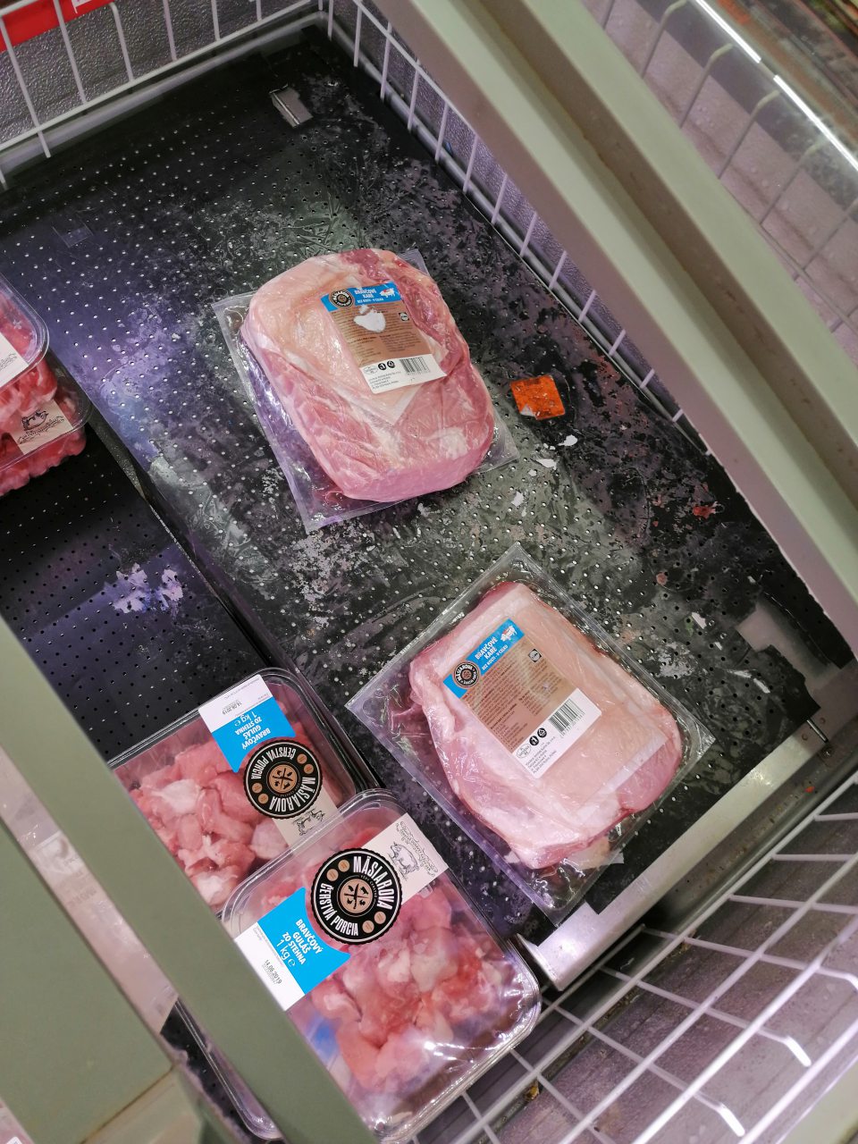 Znečistené dno chladiacej vane na predajnej ploche.