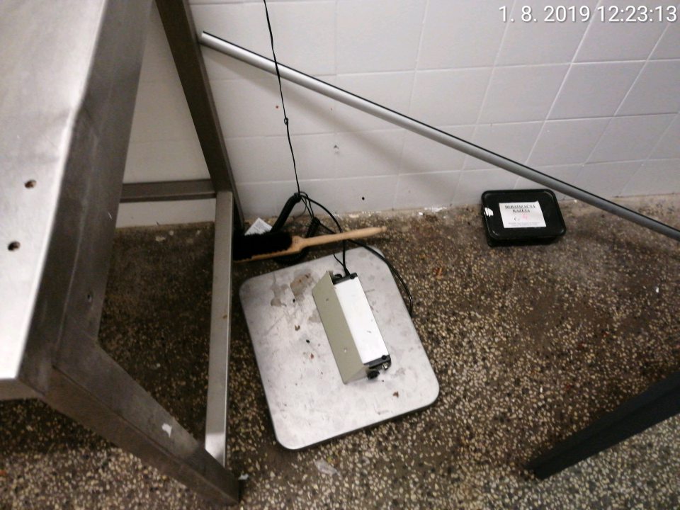 V priestore prípravovne lahôdok - znečistené podlahy, váha, skladované znečistené zariadenia a upratovacie pomôcky