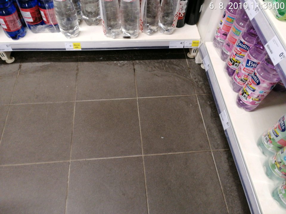 Podlahy znečistené