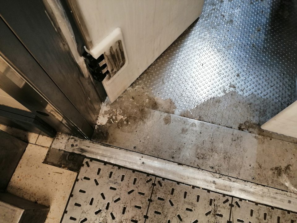 Vrstva ľadu na podlahe pri vstupe do mraziarenského skladu pekárne.
