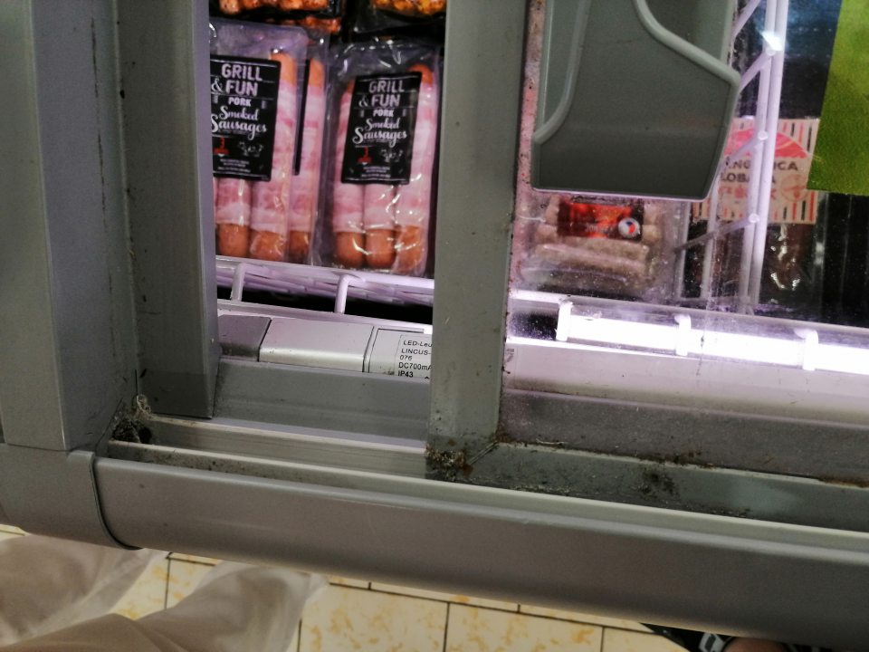 Znečistené lišty pre posuvne dvierka chladiacej vane.