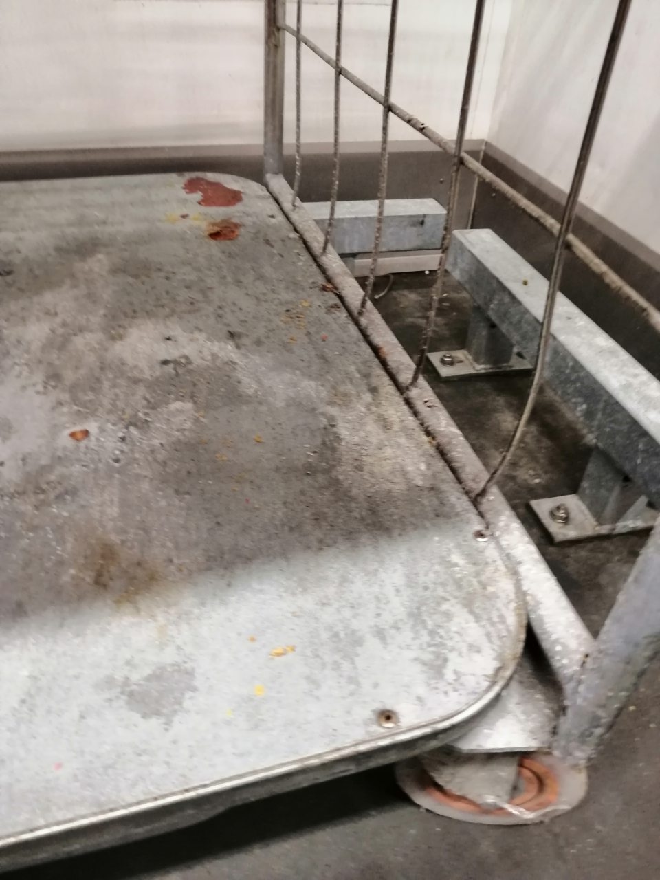 Znečistená mobilná klietka v chladiacom boxe lahôdok.