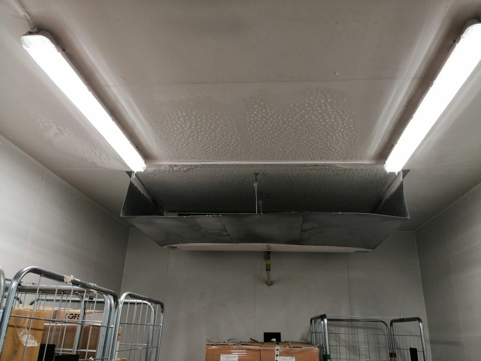 Zamrznutý kondenzát na strope centrálneho mraziaceho boxu.