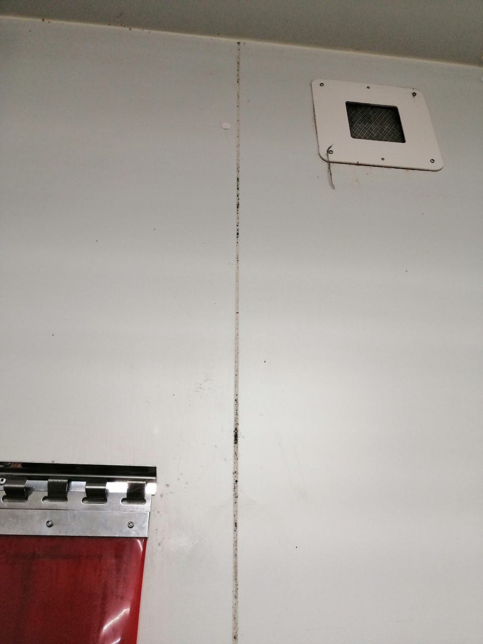 Znečistené steny s výskytom plesne v chladenom sklade ovocia a zeleniny.