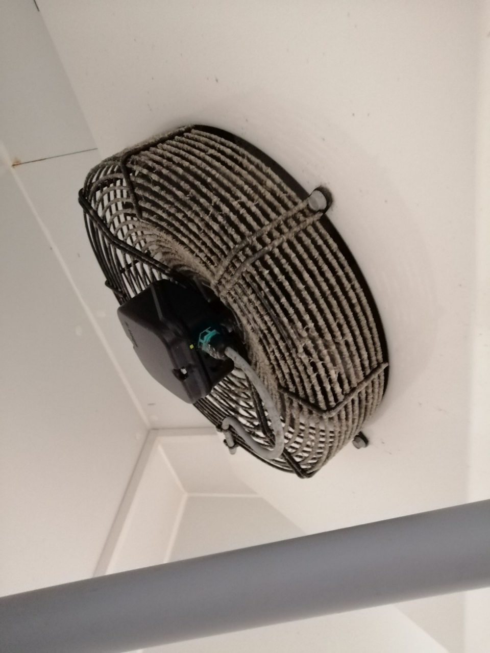 Výrazne znečistená mriežka ventilátora chladiacej jednotky.