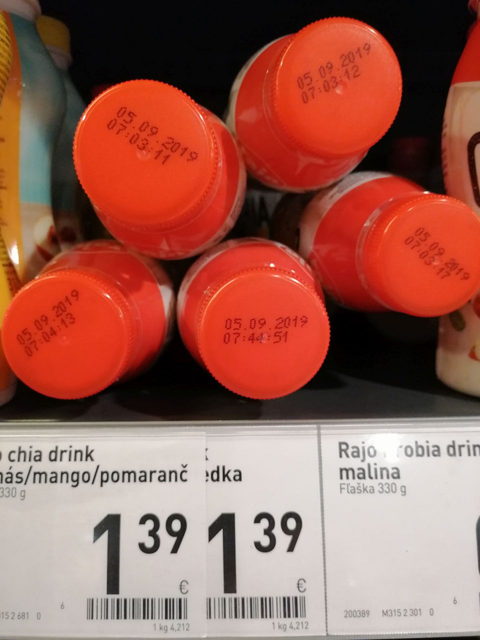 Výrobok "Rajo Chia ananás mango pomaranč" ponúkaný na predaj po uplynutí dátumu spotreby.