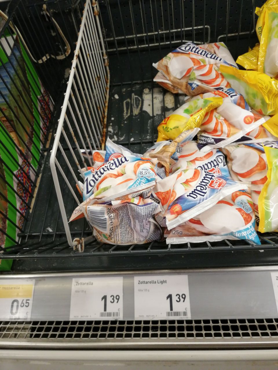 Znečistená spodná polica chladiaceho zariadenia.