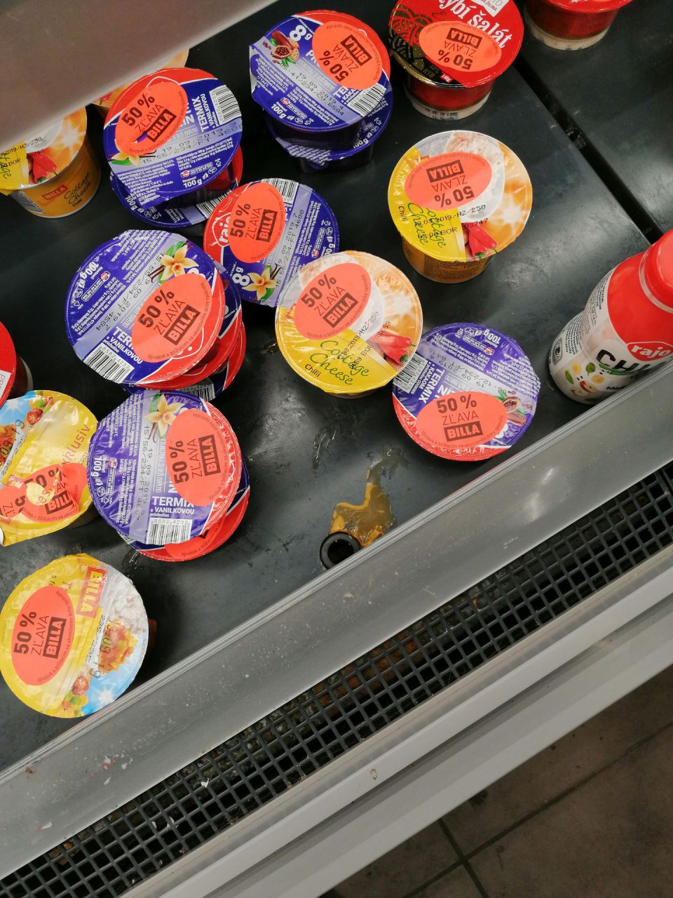 Znečistené dno v chladiacej vitríne.