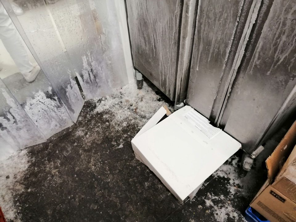 Výrazná námraza na podlahe, lamelách a mobilných skrinkách v mraziarenskom sklade.