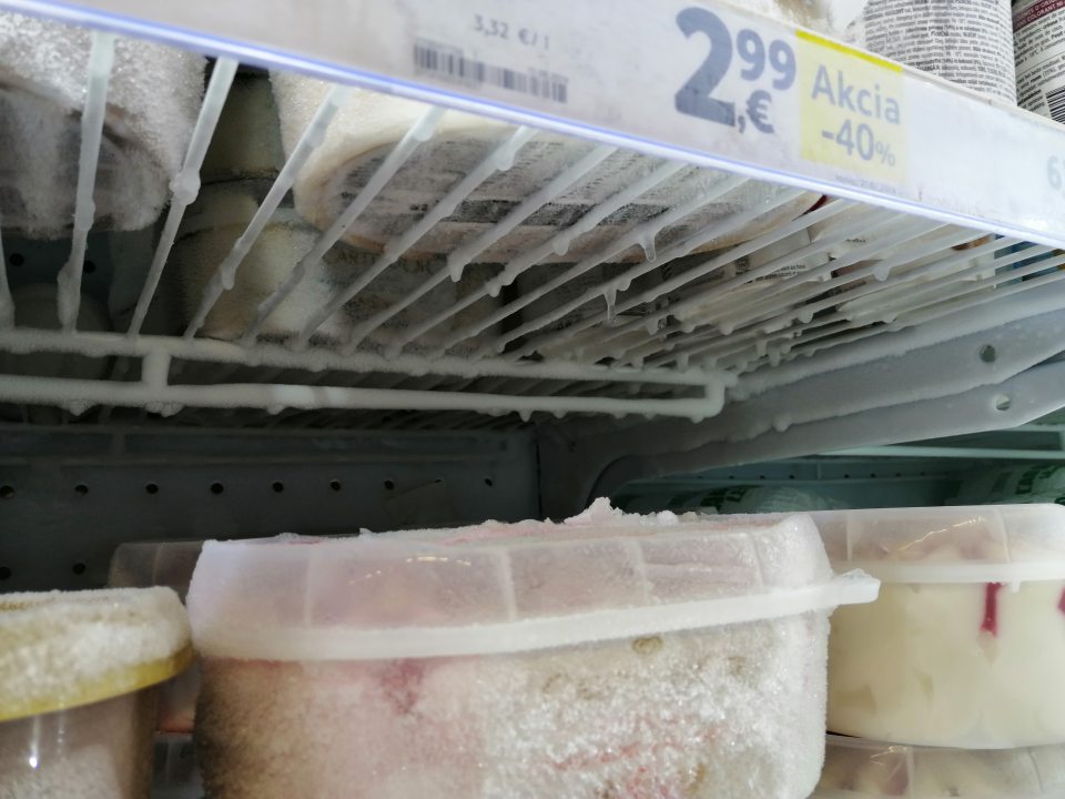 Námraza vo vnútornom priestore a výrobkoch v mraziacej vitríne s ponukou mrazených krémov.