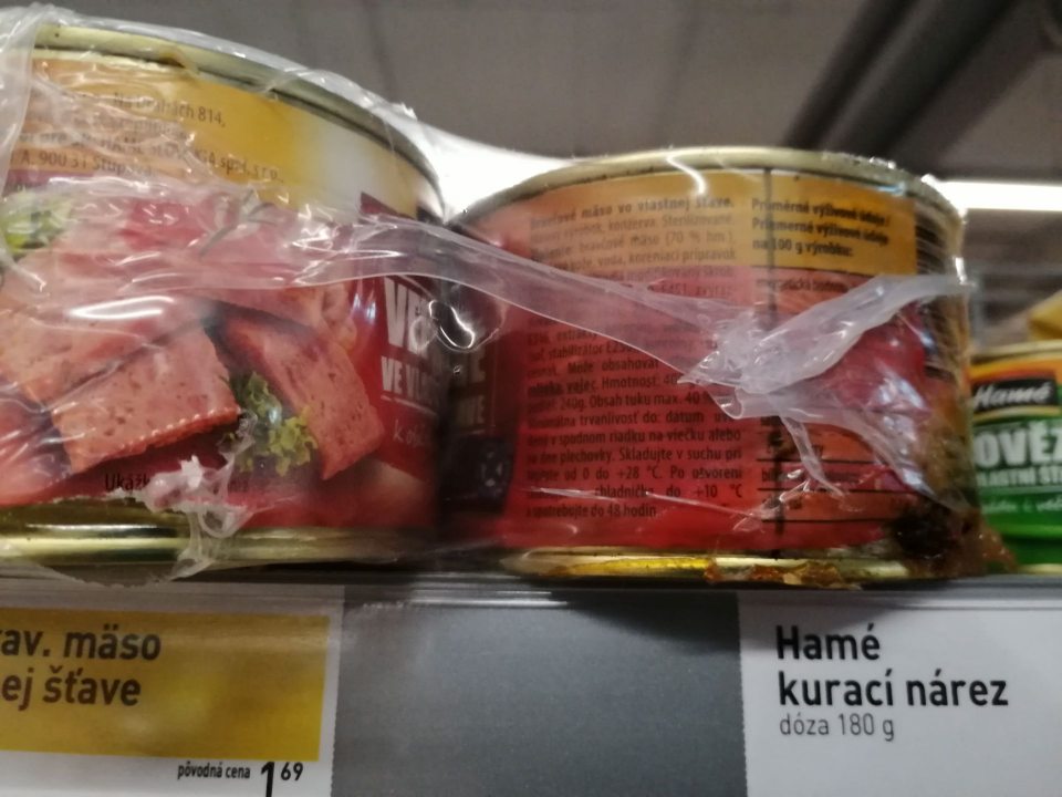Poškodený obal výrobku, časť obsahu vytečená.