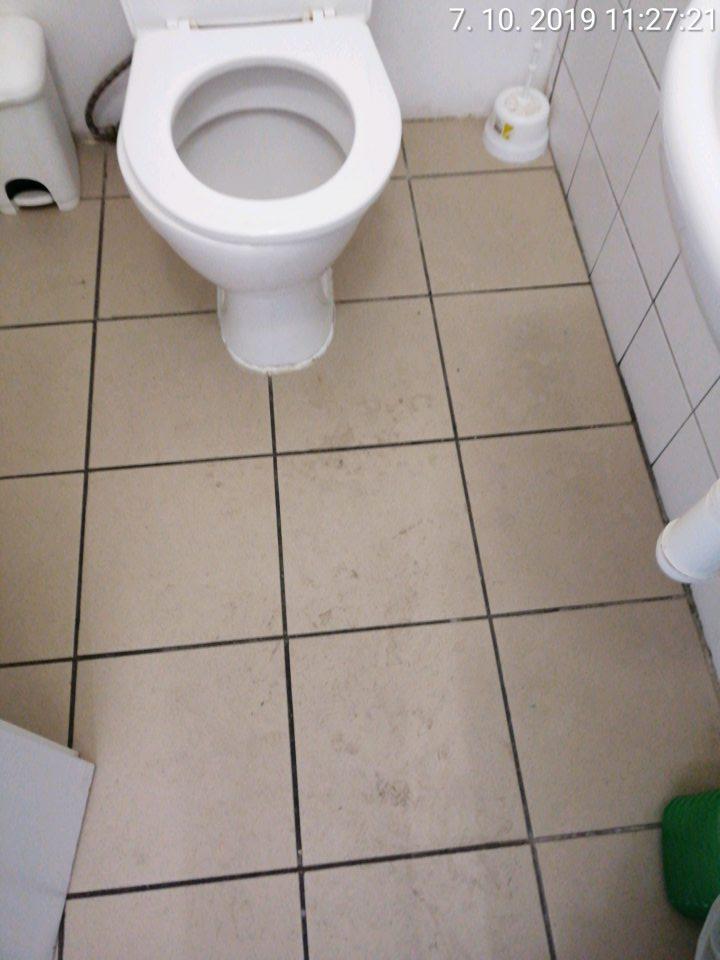Podlahy znečistené
