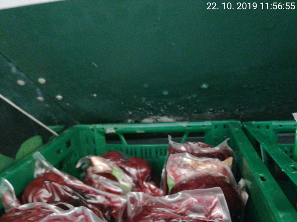 Chladiace vitríny znečistené plesňou, nahromadený kondenz