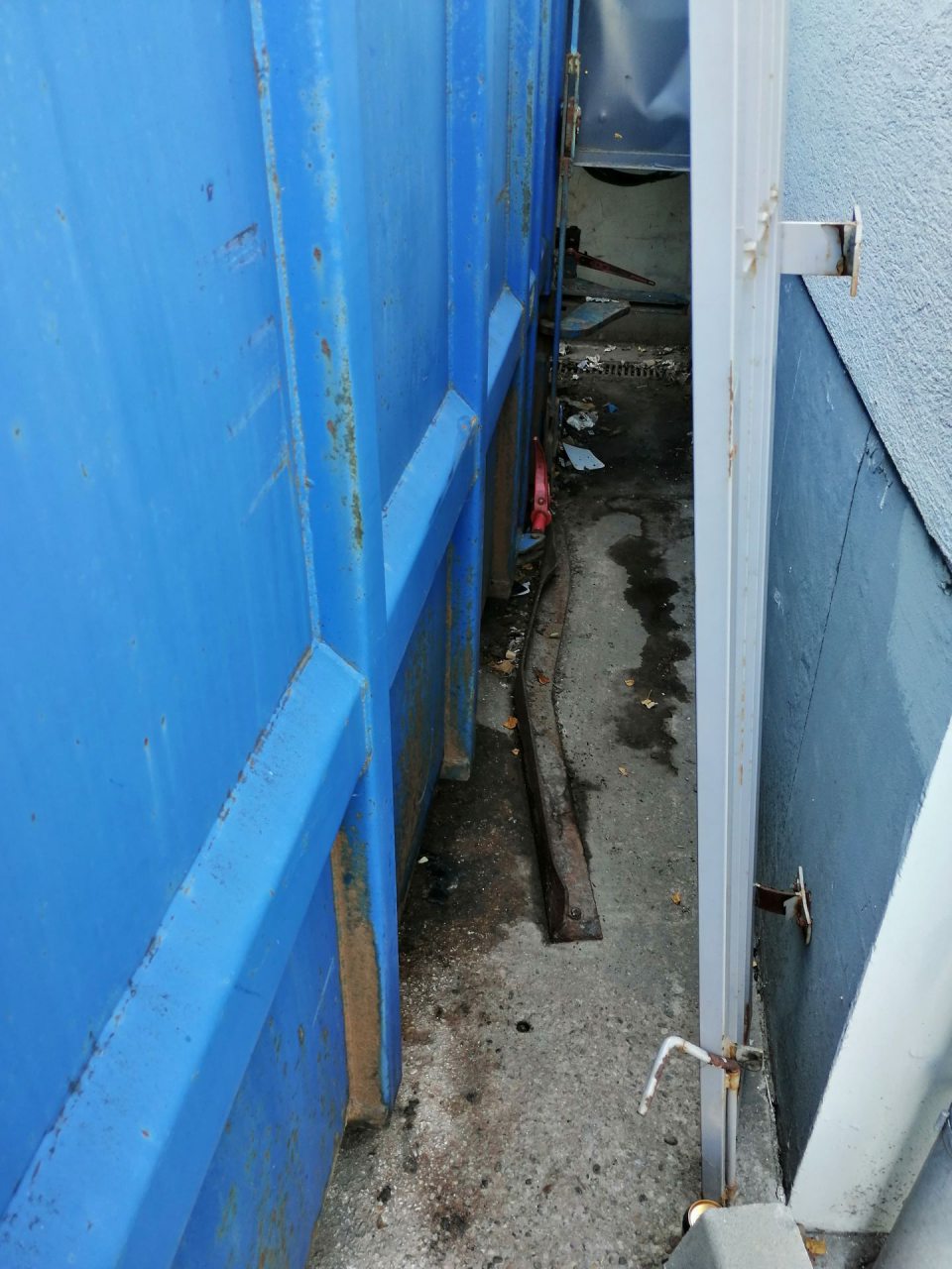 Nános nečistôt a zatečenie v okolí veľkokapacitného kontajnera.