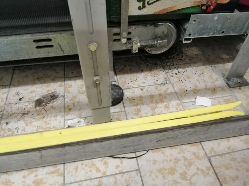 Znečistená podlaha pod fľaškomatom.