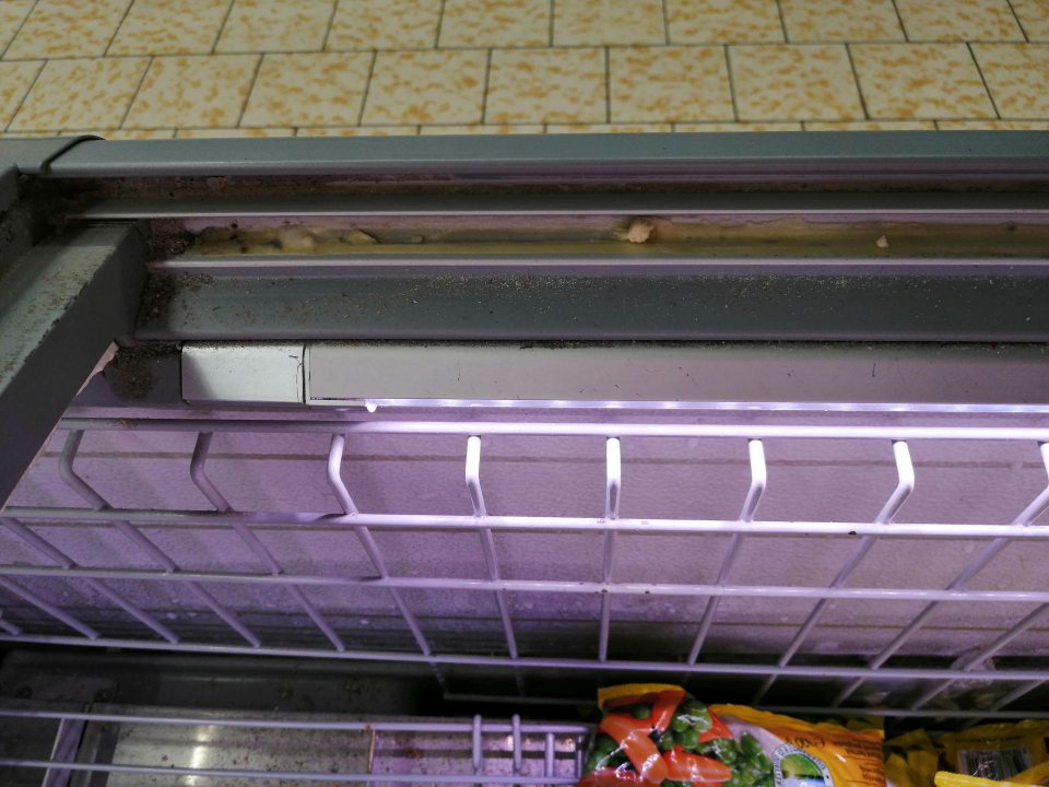 Znečistené lišty pre posuvné dvere v mraziacej vani.