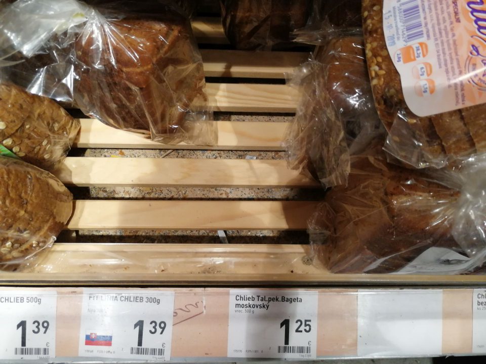 Nános nečistôt pod mriežkou so skladovaným baleným pečivom.