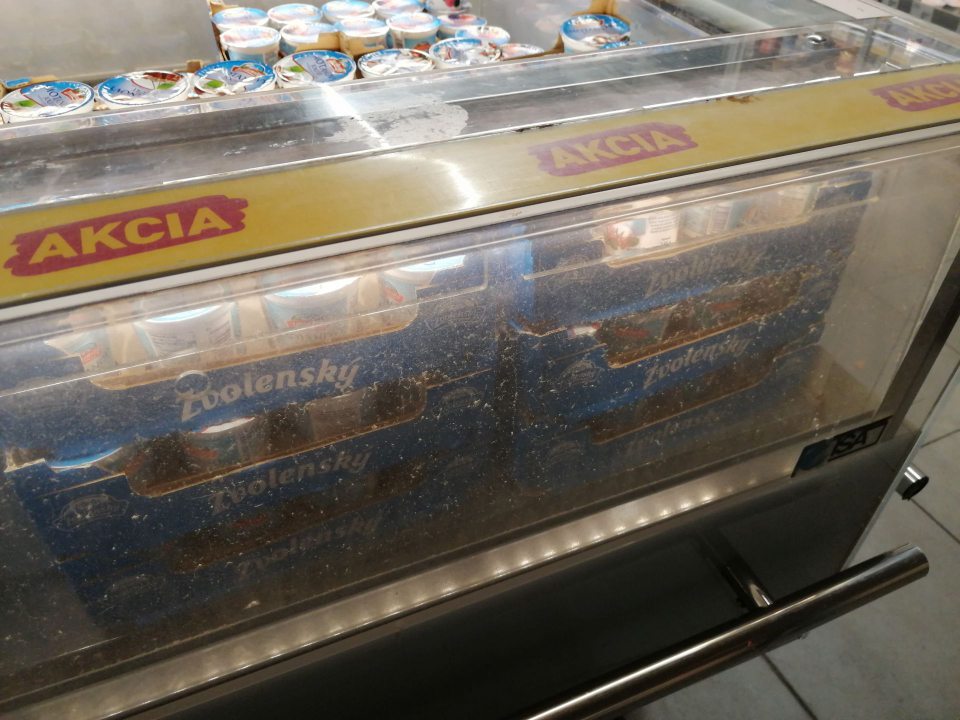 Znečistená bočná stena chladiacej vane.