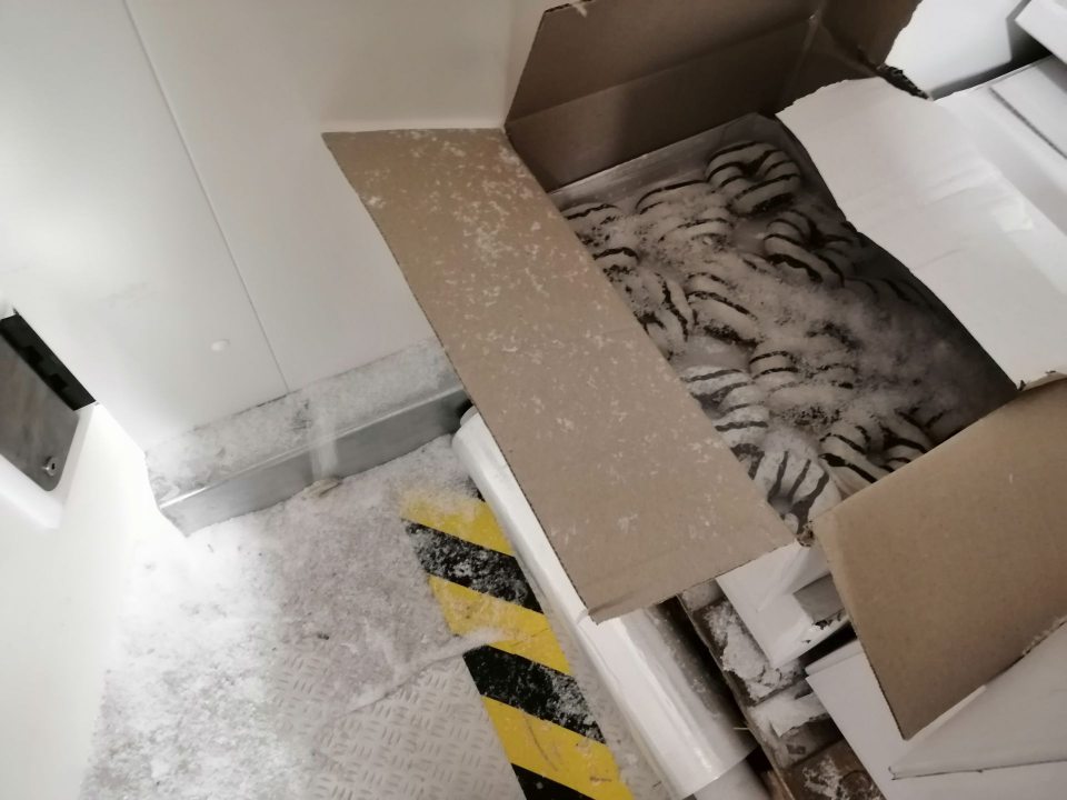 Námraza na obaloch s tovarom.