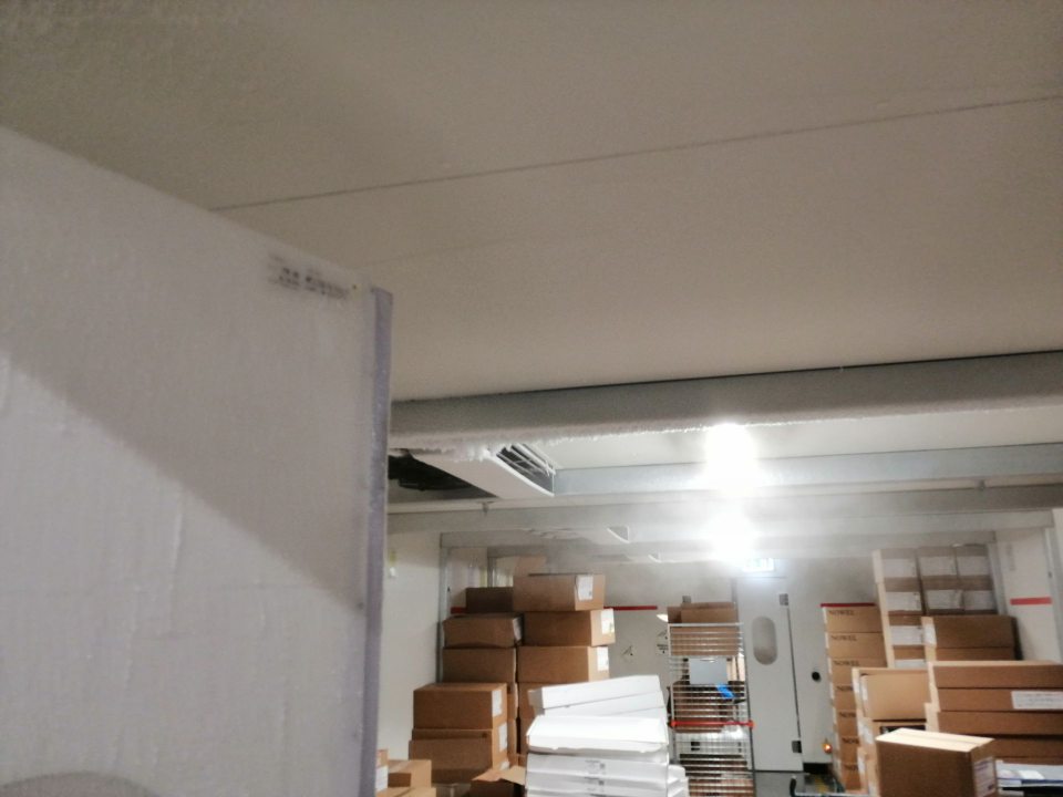 V mraziarenskom sklade námraza na strope.