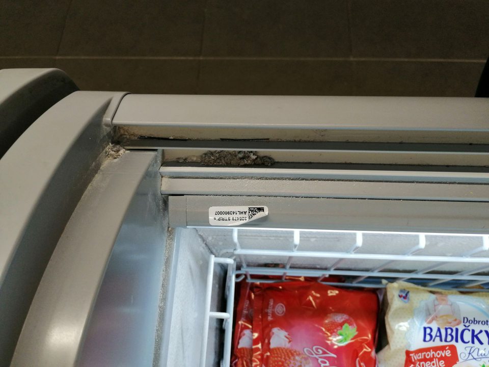 Znečistené lišty pre posuvné dvierka mraziacej vane.