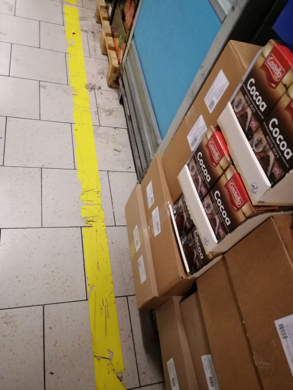 Znečistená podlaha v suchom sklade.
