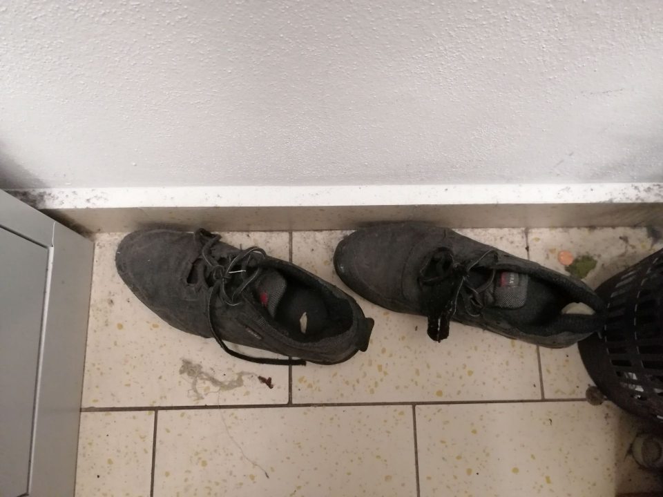 Zaprášená podlaha v šatni mužov.