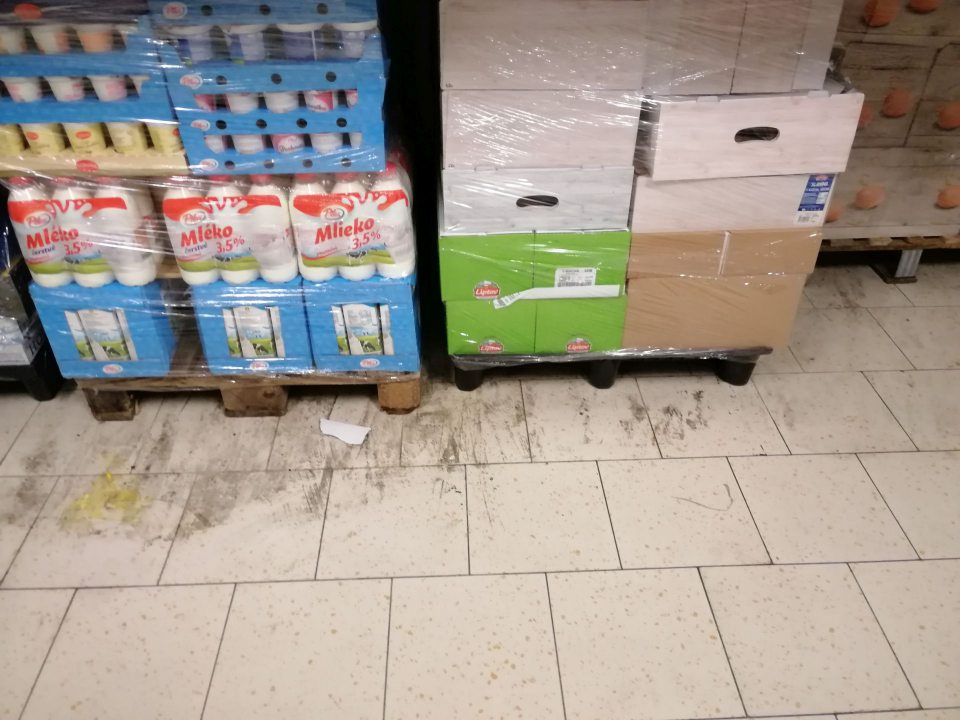Znečistená podlaha v okolí paletových pozícii.