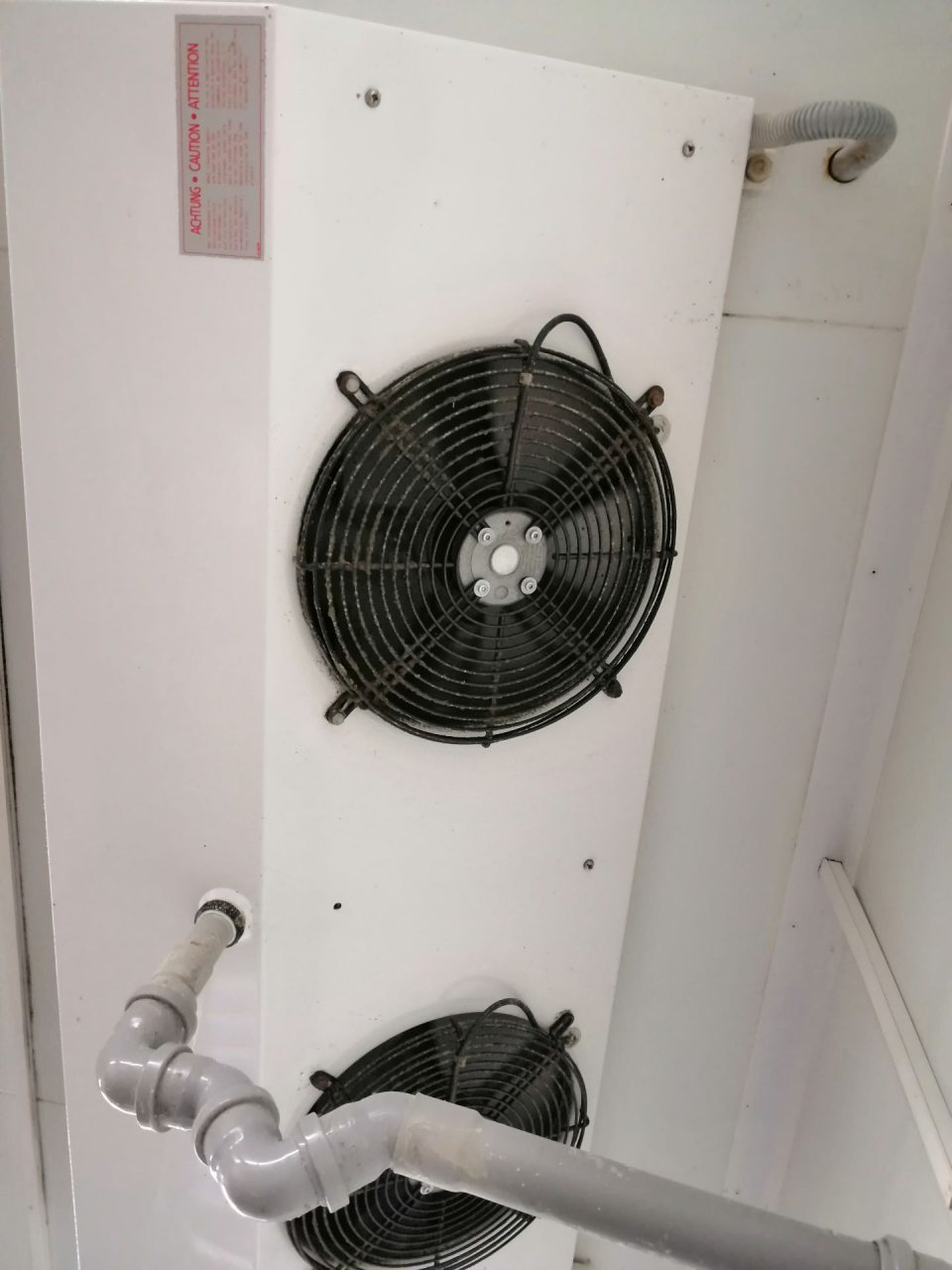 Znečistené mriežky ventilátora chladiaceho agregátu.